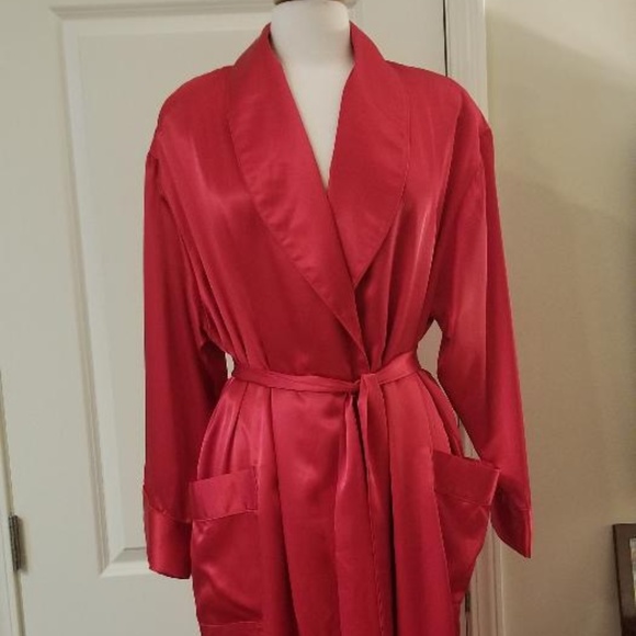 VS Robe - Picture 1 of 3